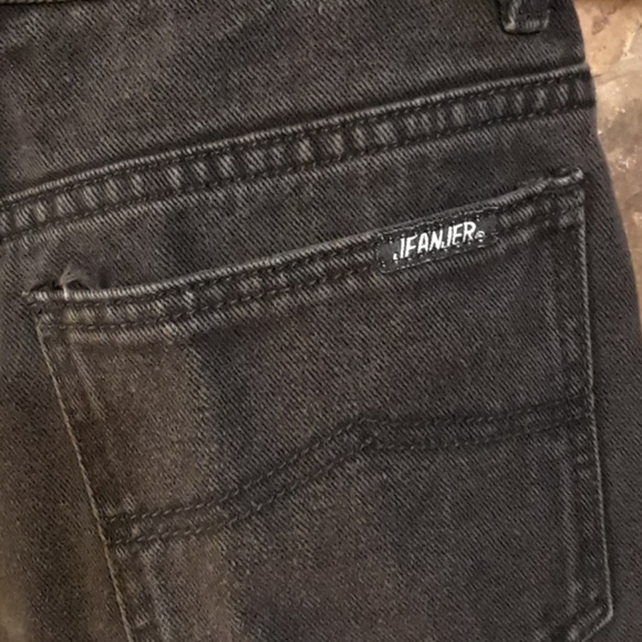 Classic Black High-Waisted Jeans - Picture 4 of 8
